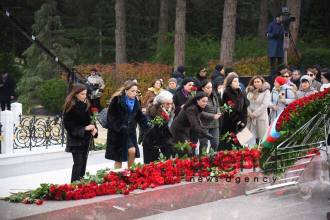 Azərbaycan ictimaiyyəti ulu öndər Heydər Əliyevin xatirəsini yad edir.Azərbaycan Bakı 12 dekabr 2024
